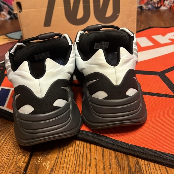 11M yeezy 700 blue tint - Picture 4 of 6